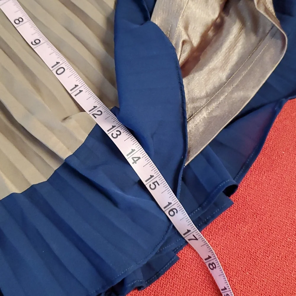 FOREVER 21 tan beige and navy pleated skirt lined Med.